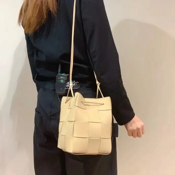 bv’s popular bucket bag, a must buy🎊